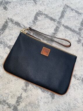 Pebble grain large wristlet